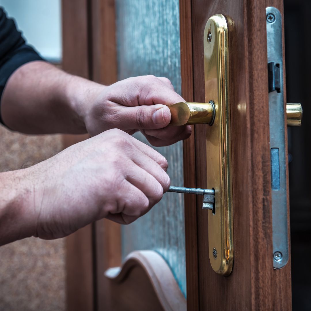 locksmith getting into house