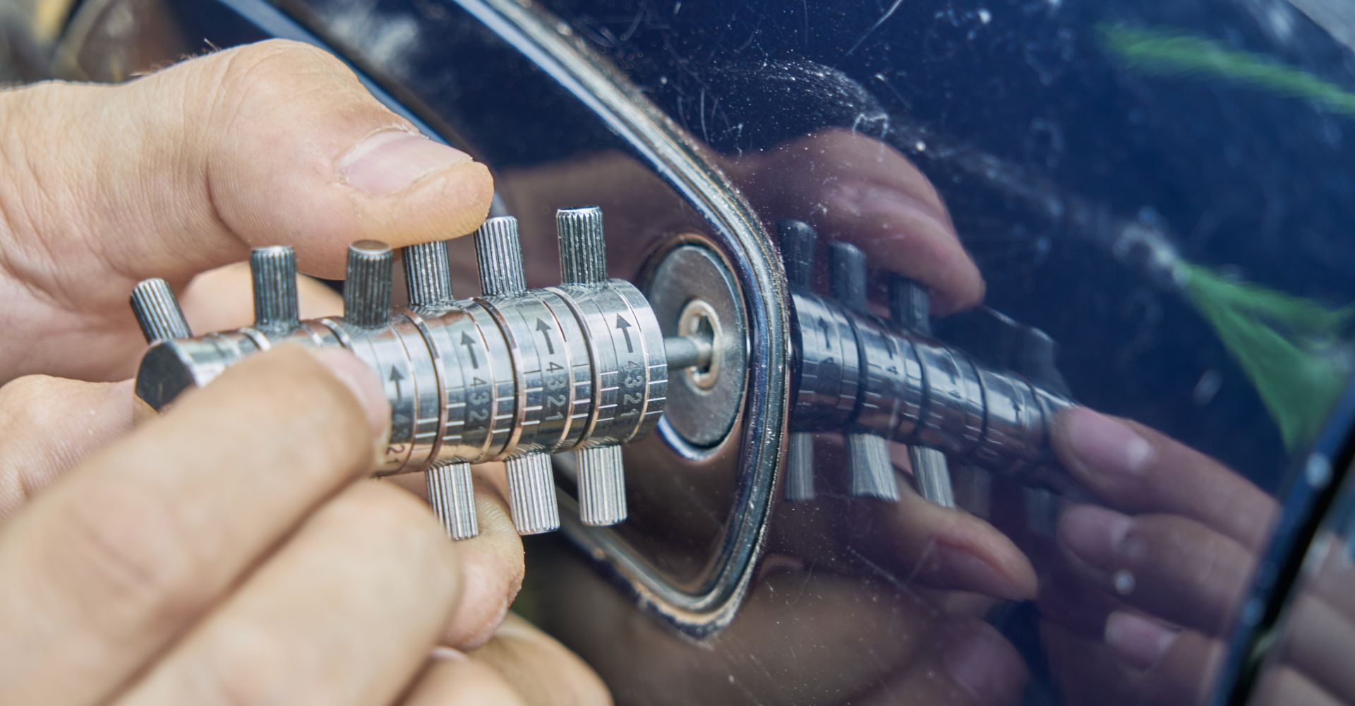 locksmith getting into car