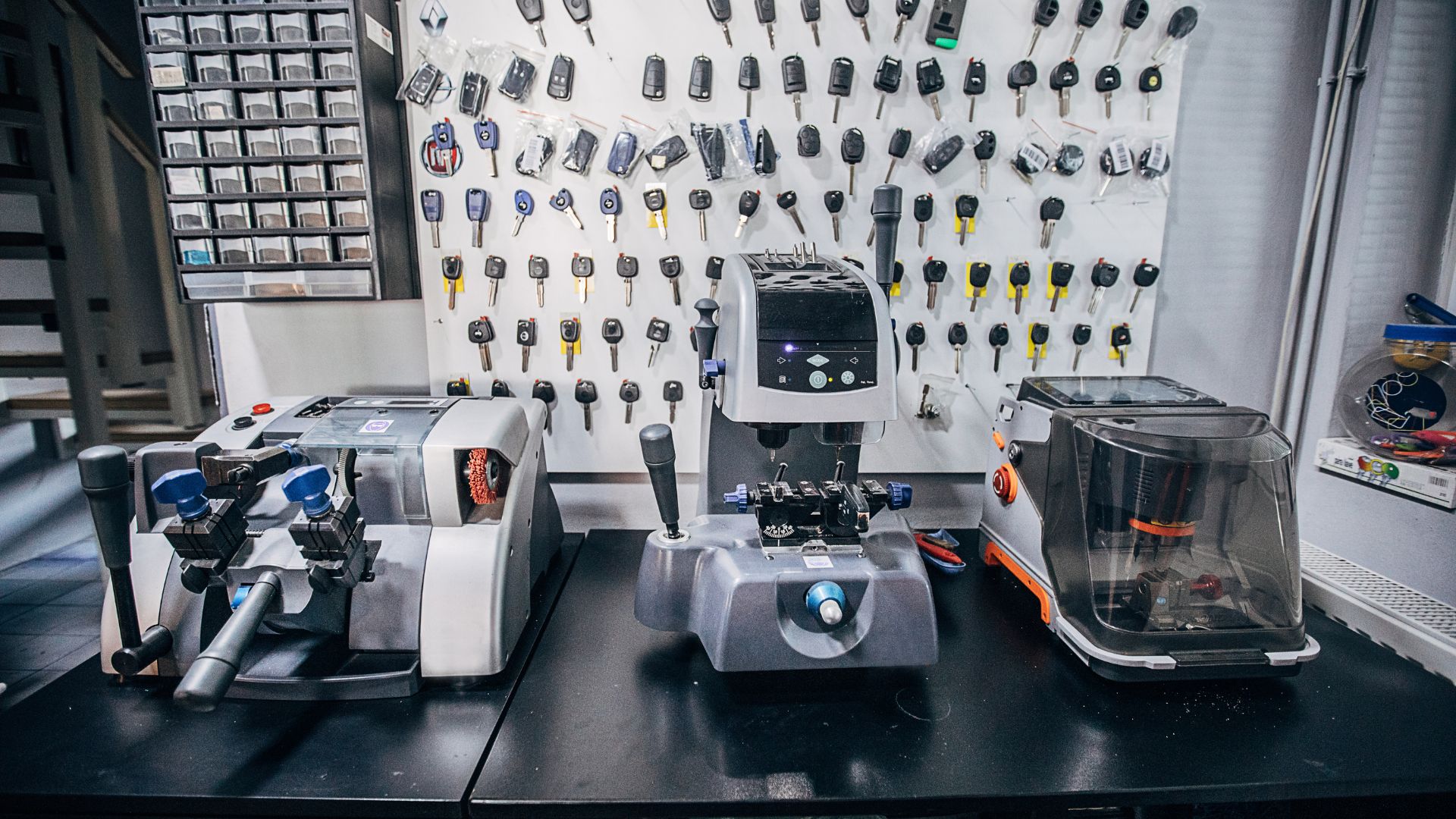 a set up for a car key locksmith